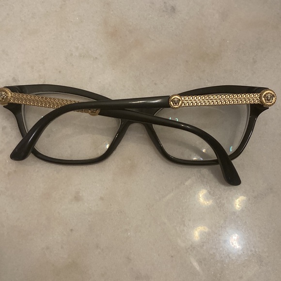 Versace - Picture 2 of 7